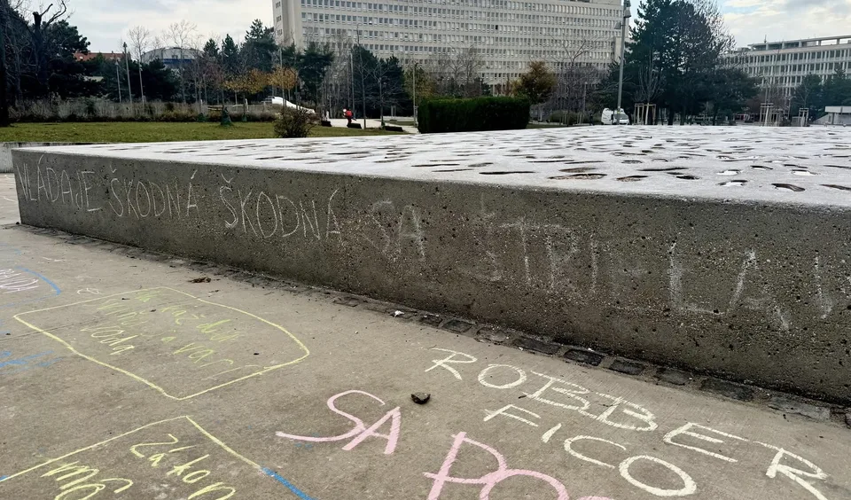 Read more about the article Vláda je škodná, škodná sa strieľa! Kriedový nápis na novom Pamätníku Nežnej revolúcie je vizitkou opozície