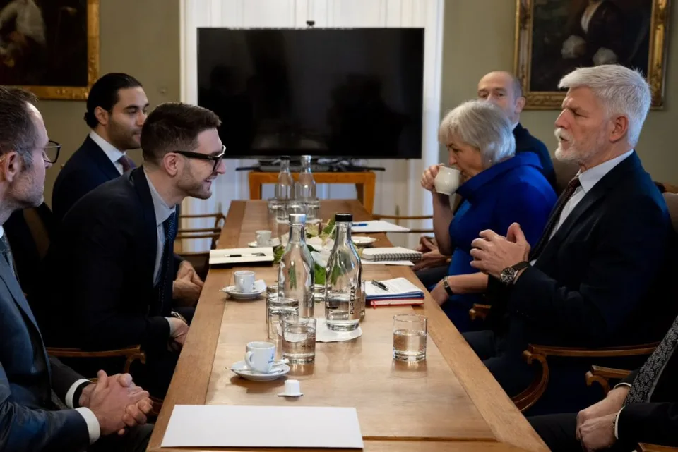 Read more about the article Prezident Pavel sa na Hrade stretol so Sorošom, na Slovensku sa jeho vplyv zatajuje