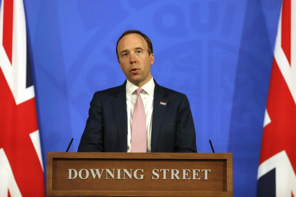 Read more about the article Britský minister zdravotníctva podal demisiu za porušenie pravidiel lockdownu