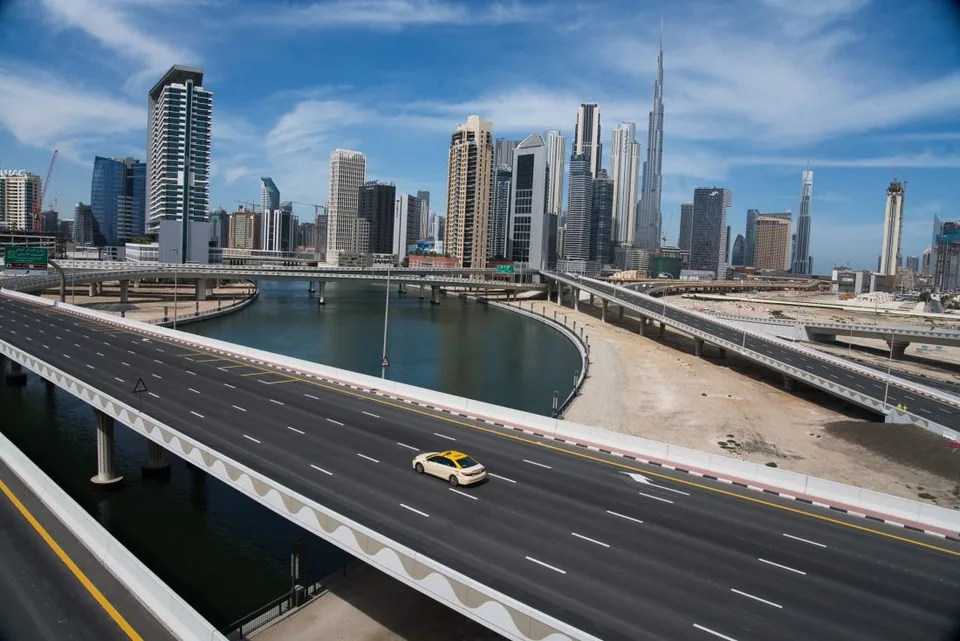 Read more about the article Video: Dron Iránu v sobotu údajne zasiahol mrakodrap v luxusnej dubajskej štvrti Marina