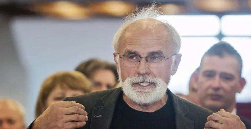 Read more about the article VIDEO Vytočený Kollárov poslanec: Hegerovi poviem do očí, že Mičovský je na jeho triko!