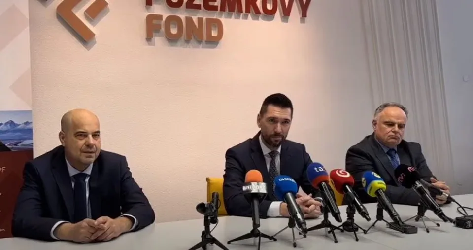 Read more about the article VIDEO Slovenský pozemkový fond má nové vedenie. To, čo tu robilo OĽaNO nemá obdobu, vraví minister Richard Takáč
