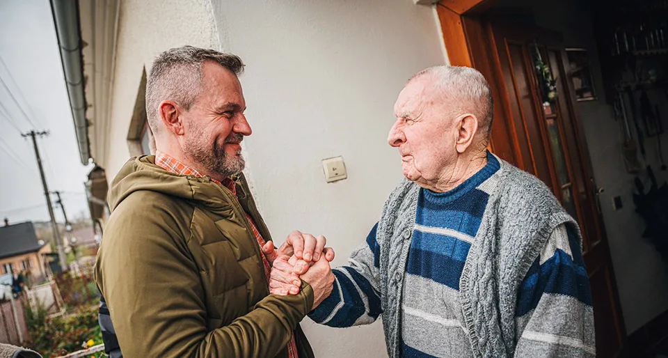 Read more about the article Pellegrini sa s podporovateľmi vybral na túru: Nezabudol ani na pána Emila: protifašistického bojovníka, ktorý ho naplno podporuje