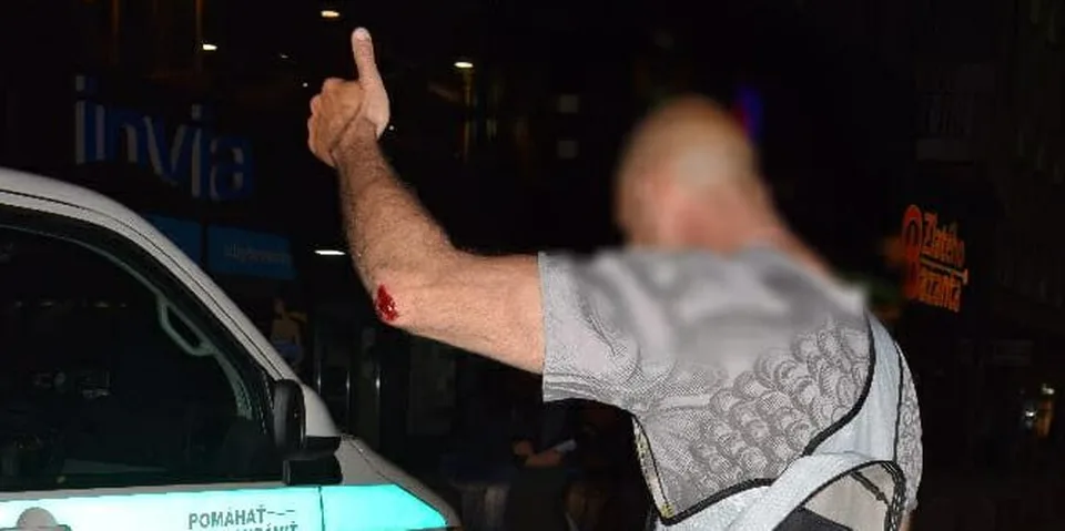 Read more about the article FOTO Cyklista narazil v Bratislave do zaparkovaného Jaguára: Bol ožratý ako delo!