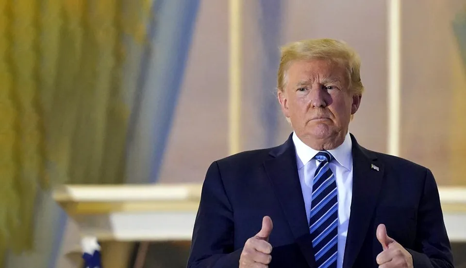 Read more about the article Trump sa vrátil do Bieleho domu. Napriek tomu, že je infekčný, sňal rúško
