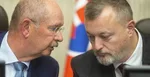 Zľava viceprezident Asociácie zamestnávateľských zväzov a združení SR (AZZZ SR) Roman Karlubík a minister práce, sociálnych vecí a rodiny SR Milan Krajniak (Sme rodina).