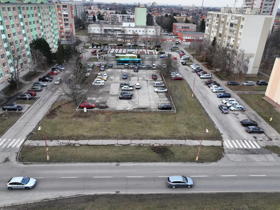Read more about the article Linčianska čaká na svoj parkovací dom už roky! Postup mesta je pomalý 