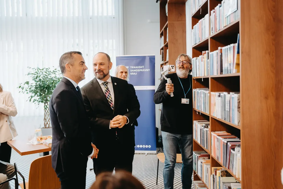 Read more about the article Vynovené oddelenie beletrie v najväčšej župnej knižnici láka čitateľov