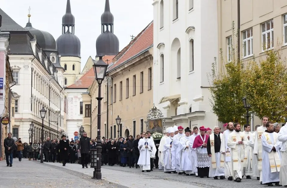 Read more about the article Veriaci s novou parkovacou politikou nesúhlasia – to MY prispievame k pýche Malého Ríma!