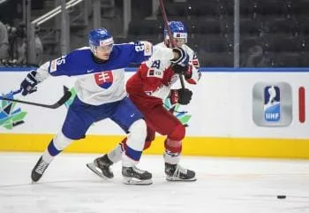 Na snímke zľava hokejista Šimon Groch (Slovensko) a Martin Ryšavý (Česko) počas zápasu A-skupiny Česko - Slovensko na majstrovstvách sveta hráčov do 20 rokov 9. augusta 2022 v Edmontone.