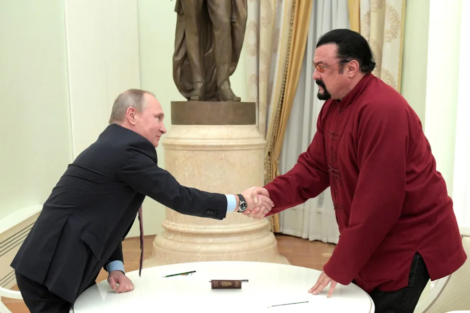Read more about the article Putin udelil Seagalovi ocenenie za rozvoj medzinárodnej spolupráce, Ukrajina mu zakázala vstup do krajiny