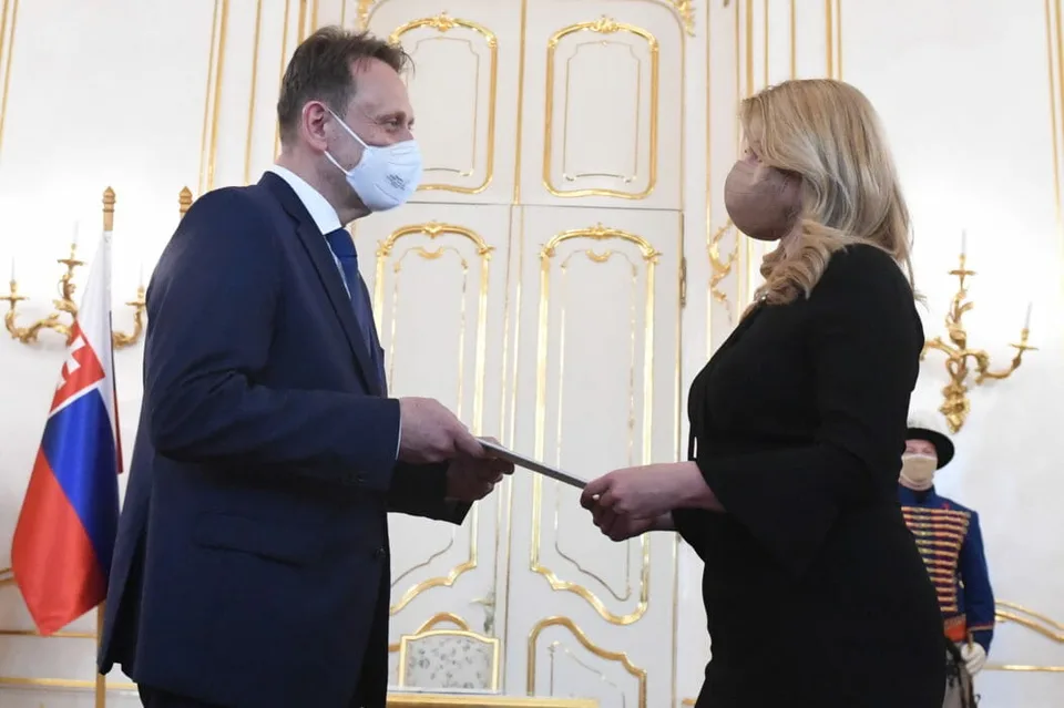 Read more about the article Je to oficiálne! Prezidentka prijala demisiu Mičovského. Jeho nástupcom sa stal Samuel Vlčan
