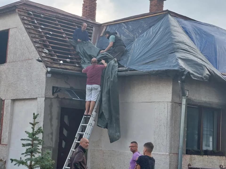Read more about the article Najvážnejšia situácia po smršti je v Závadke: Pomáhajú aj vojaci, starostka upozorňuje na nebezpečný odpad