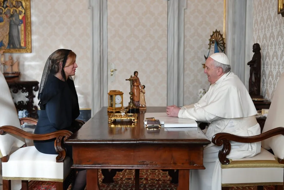Read more about the article FOTO Čaputová obdarovala pápeža Františka: On nám posiela odkaz