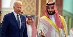 Zľava prezident USA Joe Biden a saudskoarabský korunný princ Muhammad bin Salmán počas privítania po príchode do saudskoarabskej Džiddy 15. júla 2022.
