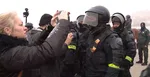 Protestujúca si na mobil natáča ťažkoodencov na v stanovom mestečku v Kútoch.