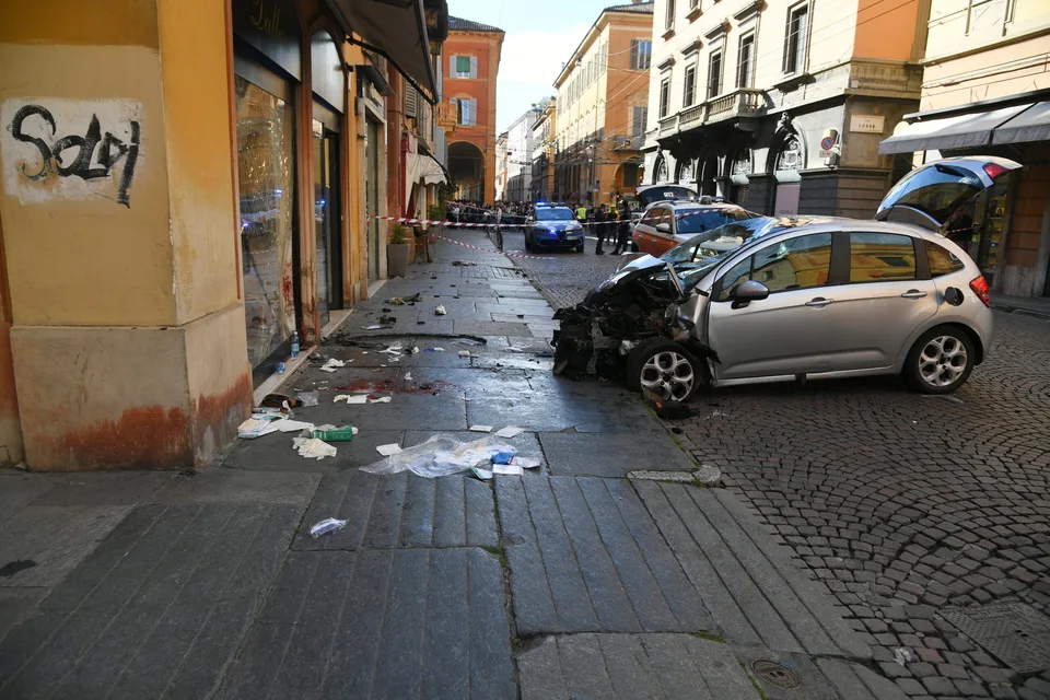 Read more about the article V talianskej Modene auto vrazilo do ľudí na chodníku, vodič neskôr vystúpil s nožom v ruke
