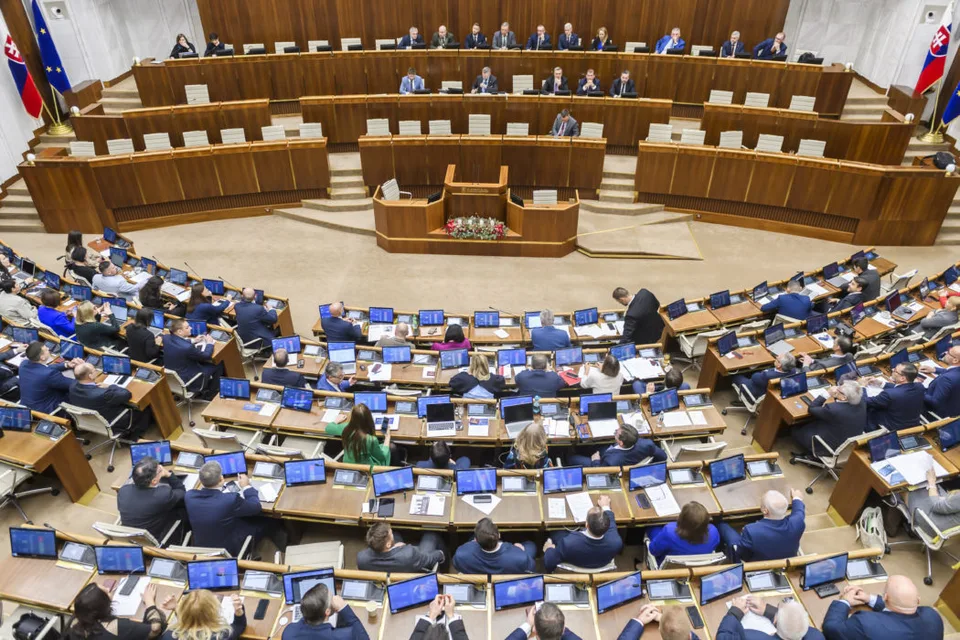 Read more about the article NRSR: Poslanci v roku 2023 zarábali vyše 6000 eur