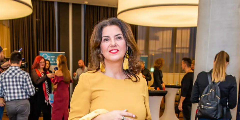 Read more about the article Iveta Malachovská sa po vážnej operácii vrátila na televíznu obrazovku. Na nohách ju drží táto pomôcka!