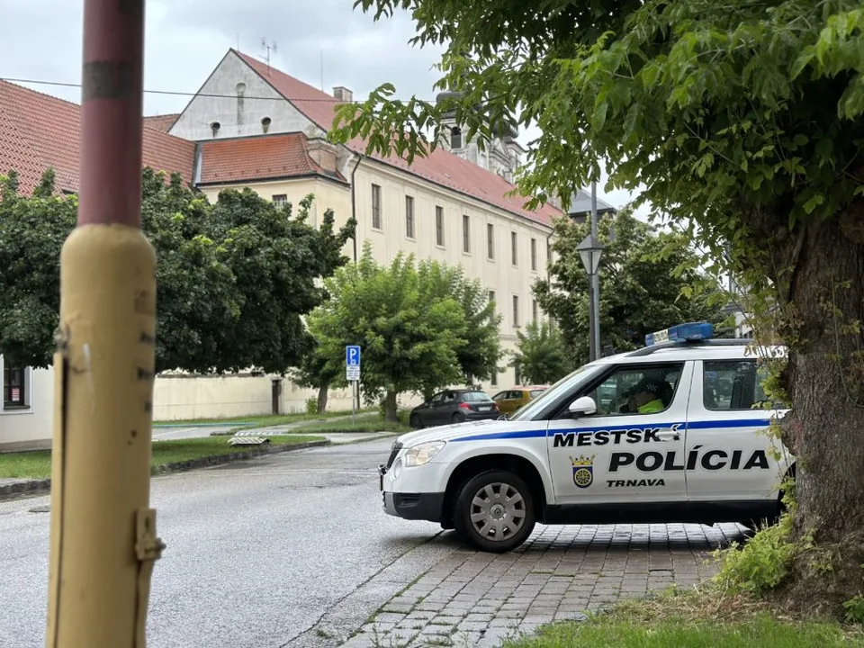 Read more about the article Agresívny muž sa vyhrážal partnerke zabitím: Tá následne vyskočila za jazdy z auta