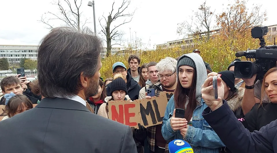 You are currently viewing Pred Úradom vlády protestovala hŕstka študentov: Situáciu bol riešiť minister obrany!
