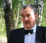 Posledná rozlúčka s bývalým ministrom zahraničných vecí ČR, poslancom a senátorom kniežaťom Karlom Schwarzenbergom sa začala v sobotu napoludnie na Pražskom hrade.