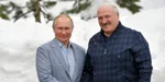 Ruský prezident Vladimir Putin (vľavo) a bieloruský prezident Alexandr Lukašenko pózujú počas stretnutia v čiernomorskom stredisku Soči v pondelok 22. februára 2021.