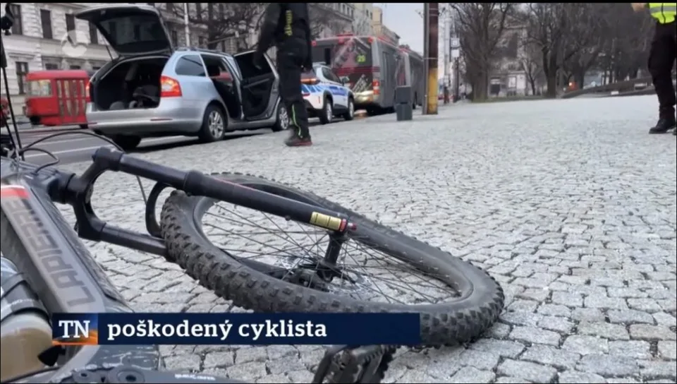 Read more about the article Stalo sa, pred čím všetci varovali. Vo Vallovom cyklopruhu na nábreží zrazil autobus cyklistu!