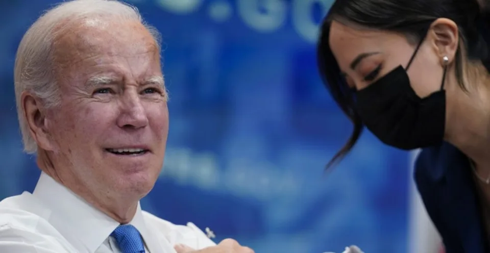 Read more about the article VIDEO Bidenov lekár: Každý rok by sme sa mali očkovať proti chrípke i covidu. Preto nám Boh dal dve ruky!