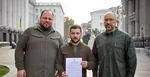 Politická elita z Kyjeva: zľava šéf Verchovnej rady (parlamentu) Ruslan Štefančuk, prezident Volodymyr Zelenskyj (drží žiadosť o prijatie Ukrajiny do NATO) a premiér Denys Šmyhaľ.