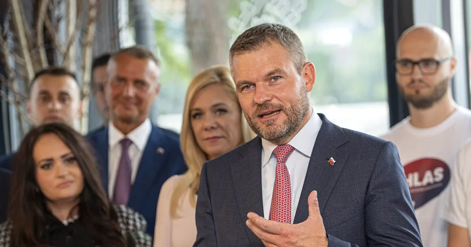 Read more about the article Z PROTESTU Pellegriniho dav vypískal, vyčítali mu rúško a kričali, že je zradca!