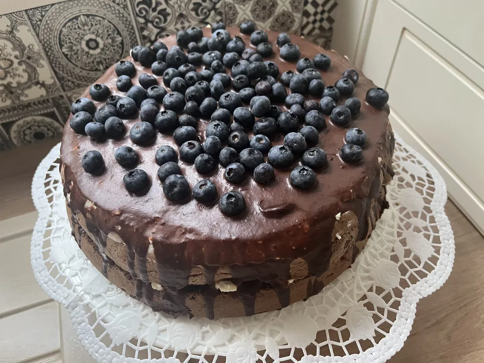 You are currently viewing Čokoládovo smotanová torta s čučoriedkami