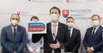Eduard Heger v popredí počas protikorupčného brífingu 1. februára 2021.