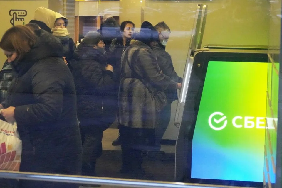 Read more about the article EÚ odstrihla viacero ruských bánk od SWIFT-u. Prečo Sberbank a Gazprombank ušetrila?