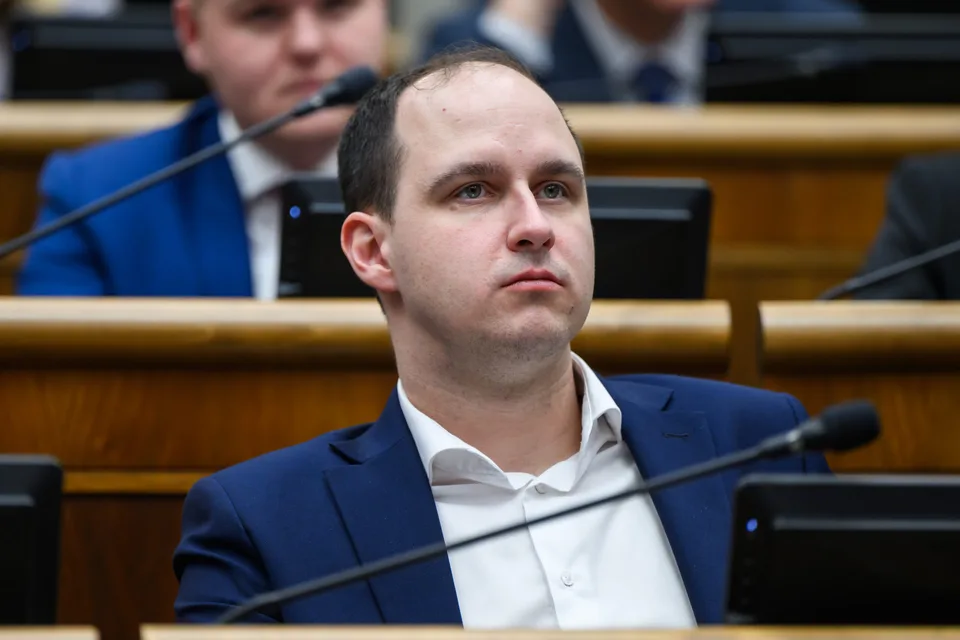 Read more about the article Adam Lučanský upozornil na vážne nezrovnalosti v prípade úmrtia jeho otca, tvrdý odkaz progresívcom