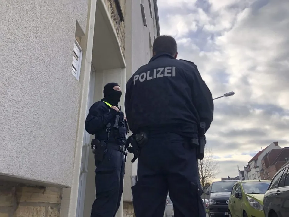 Read more about the article Na proteste proti reštrikciám v Kasseli došlo k potýčkam: Policajti použili obušky aj paprikový sprej