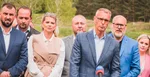 Richard Raši za rečníckym pultom a členovia strany Hlas-SD počas rlačovky v Snine. Foto: hlas-SD