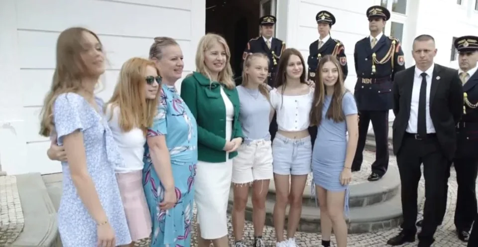 Read more about the article VIDEO Čaputová ďakovala občanom: Takto to vyzerá u mňa v práci, keď sem príde 5 000 ľudí za jeden deň!