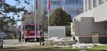 Z budovy Klientskeho centra na Záhradníckej ulici v Komárne spadla časť strechy