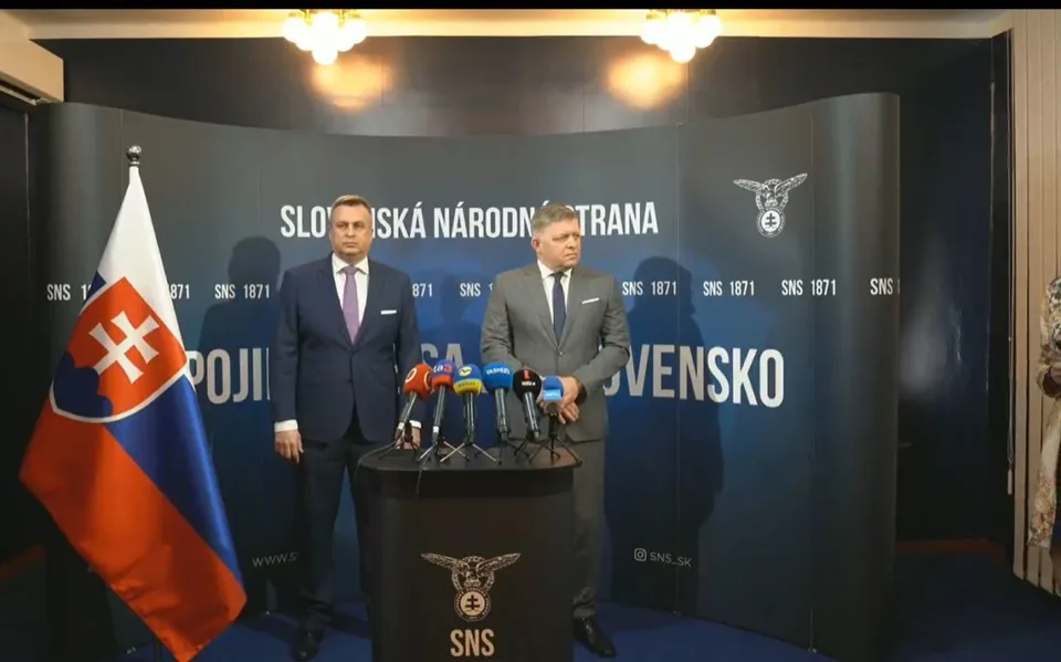 Read more about the article VIDEO SMER a SNS: Spoľahliví partneri? Fico i Danko vidia programové prieniky. Pellegrini sa na nich vykašľal