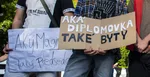 Účastníci zhromaždenia Za odpochodovanie plagiátorov z politiky mali v rukách aj takéto odkazy.