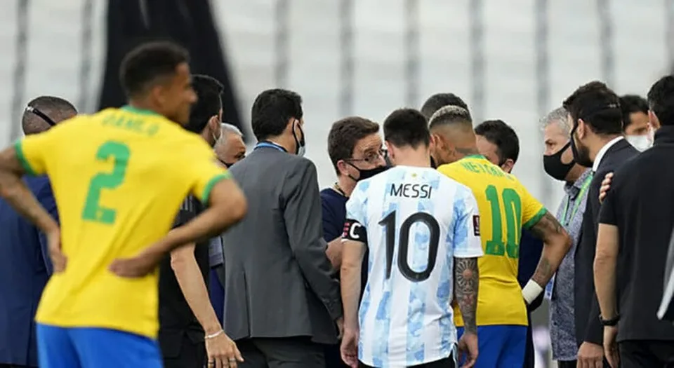 Read more about the article Šokujúce momenty v Brazílii: Mal to byť šláger kola, na ihrisko však vtrhlo komando úradníkov!