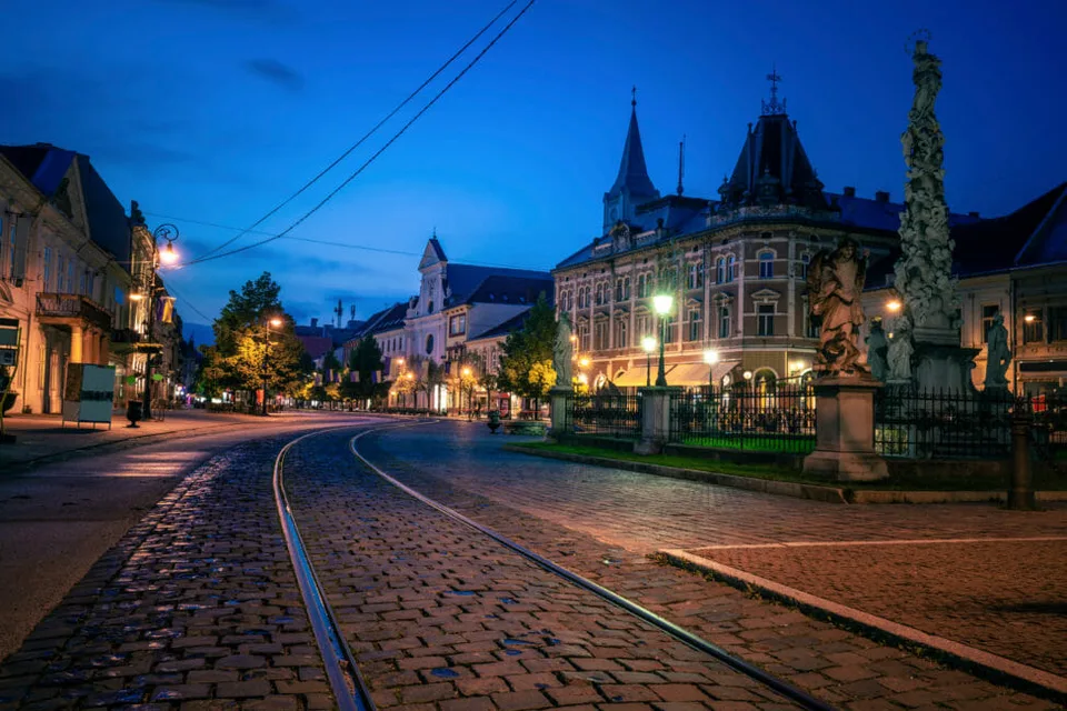 Read more about the article FOTO HIT internetu: Muž s autom v Košiciach skončil v čerstvom betóne