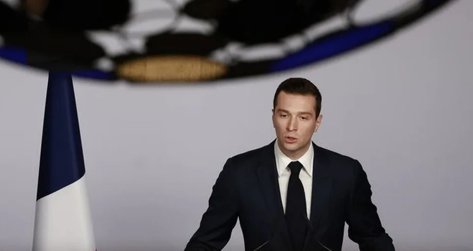 Read more about the article Napätie vo Francúzsku rastie: Bardellovi rozbili o hlavu vajce, pár dní predtým dostal zásah múkou