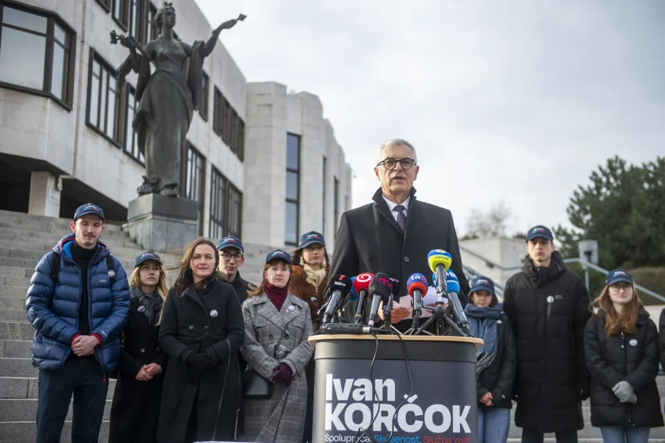 Read more about the article Zúfalstvo Korčokovcov. Hľadá sa dôchodca do podporného videa pre Korčoka!