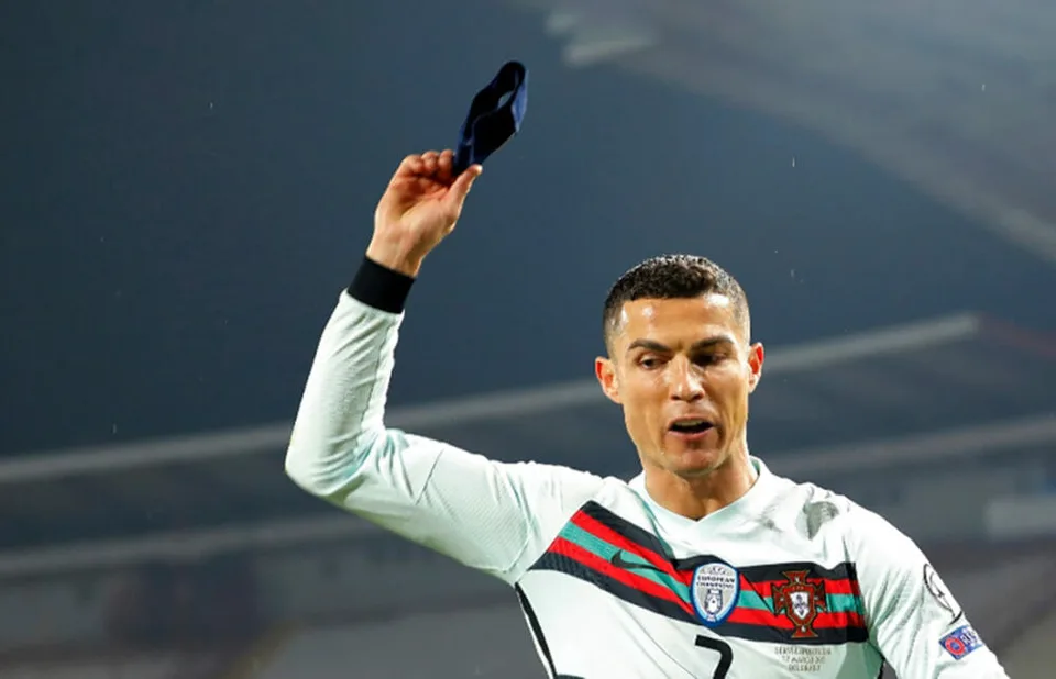 Read more about the article Za Ronaldovu kapitánsku pásku zaplatil neznámy kupec desiatky tisíc eur!