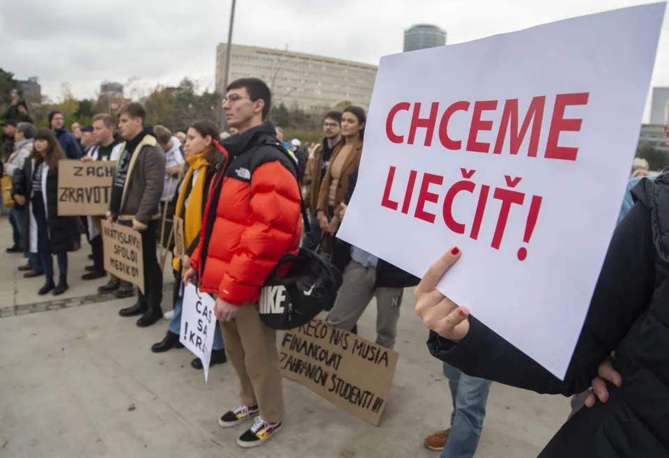 Read more about the article Najnovším vývojom sme zdesení! České lekárske odbory poslali odkaz Hegerovej vláde