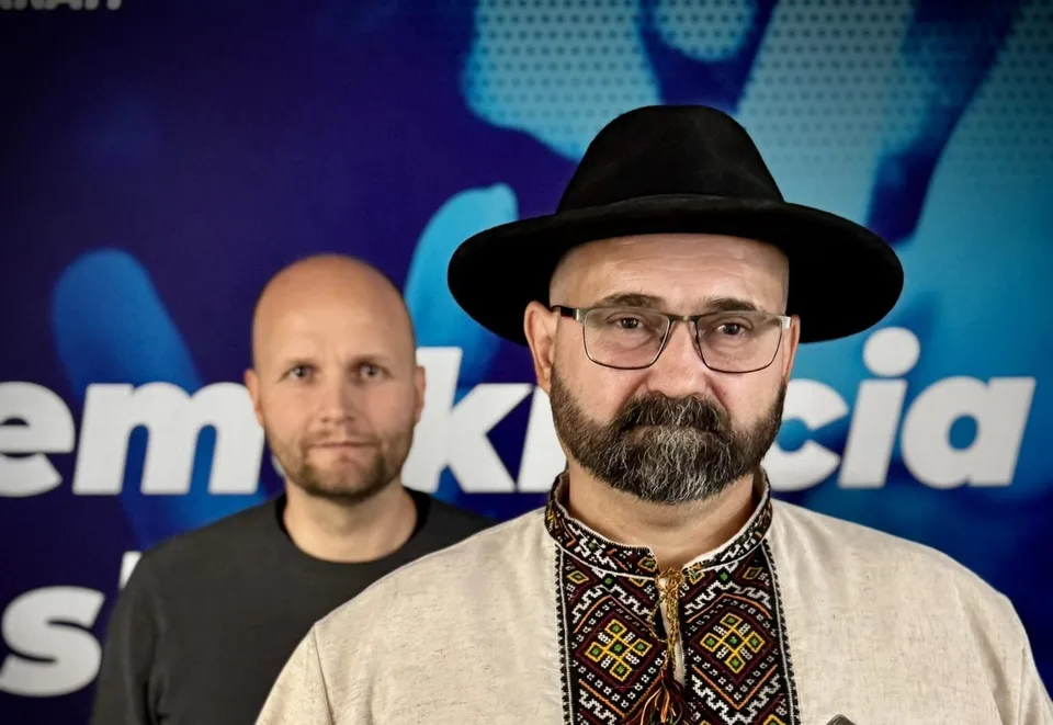 Read more about the article KOMENTÁR Demokrati sú panoptikom exotov a zlých ľudí. Po Cintulovi majú Laťáka s valaškou, ktorého odvolali vlastní