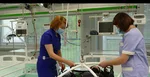 Zdravotné sestry počas ukážky premiestňovania pacienta.