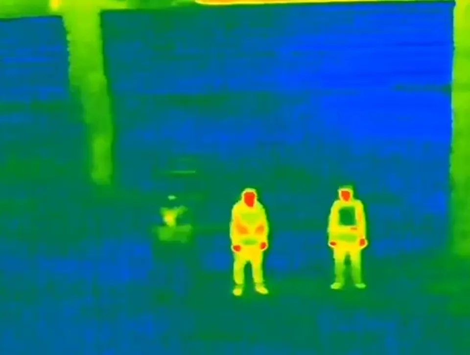 Read more about the article VIDEO Ukrajinská armáda používa novú technológiu: NEVIDITEĽNÝ PLÁŠŤ skrýva vojakov pred termálnymi kamerami a dronmi
